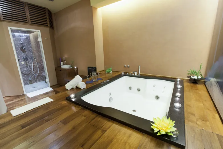 Reinventa tu baño con un piso de madera