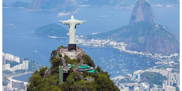 Cristo de Corcovado en Brasil, símbolo de religión y fiesta popular