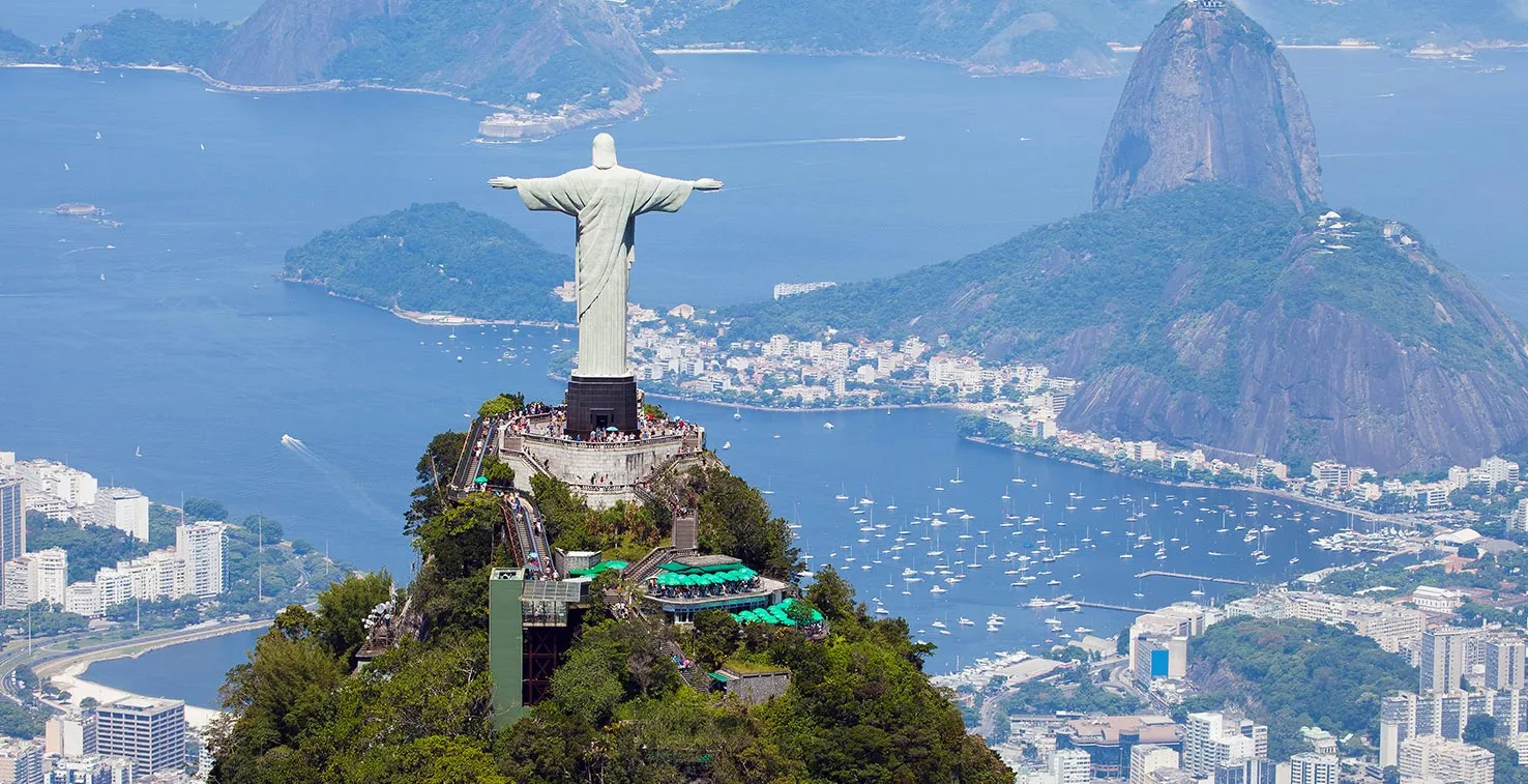Cristo de Corcovado en Brasil, símbolo de religión y fiesta popular