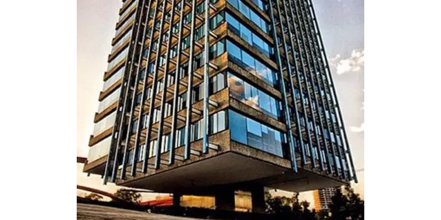 Edificio Celanese, prácticamente flota sobre una estructura de concreto