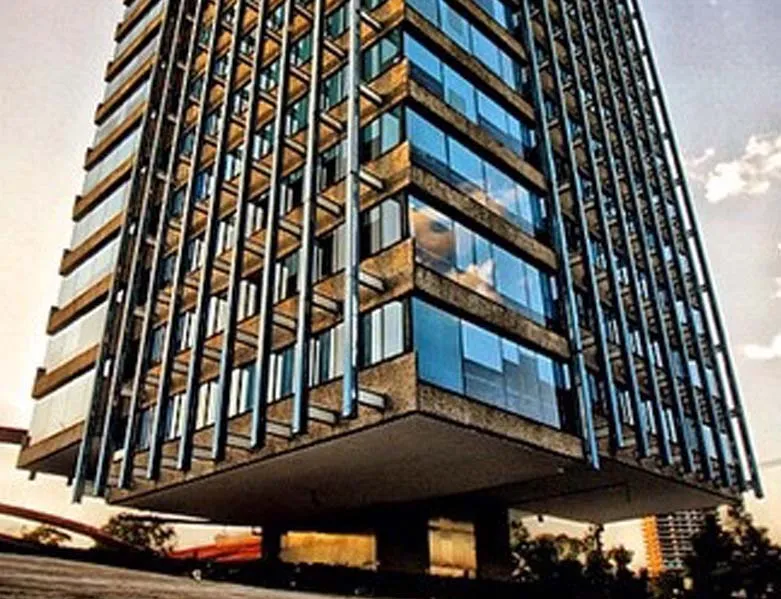 Edificio Celanese, prácticamente flota sobre una estructura de concreto