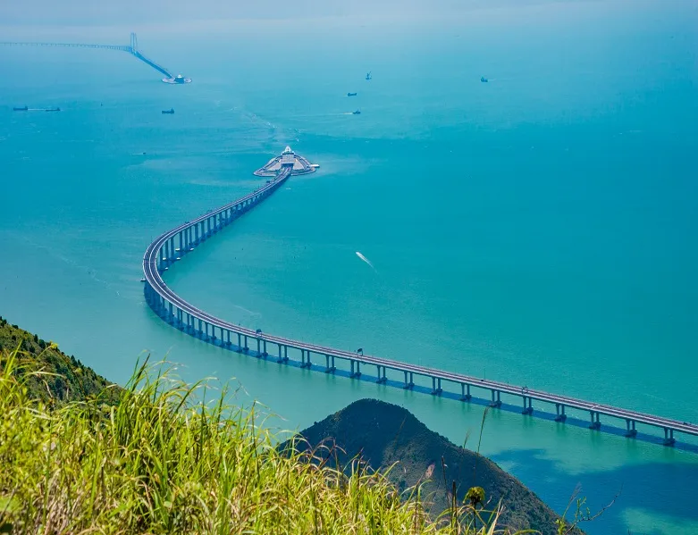 El puente que une a Hong Kong con China