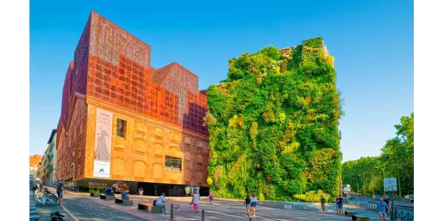 Conoce las increíbles fachadas verdes y jardines verticales de Patrick Blanc