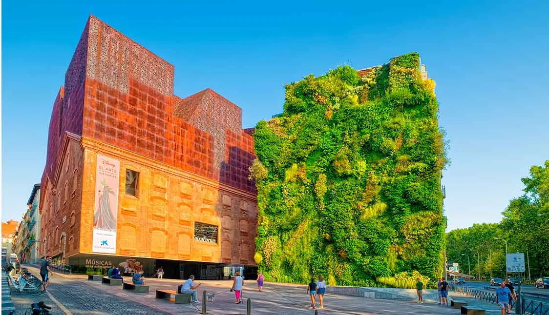 Conoce las increíbles fachadas verdes y jardines verticales de Patrick Blanc