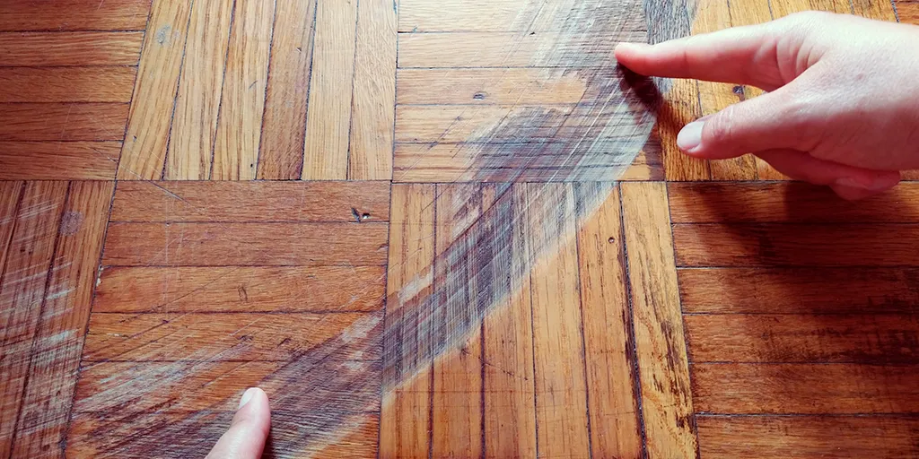 ¿Qué tan resistentes son los pisos laminados a rayones y abolladuras?