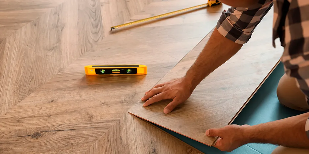 ¿Qué tan fáciles son de instalar los pisos de madera?