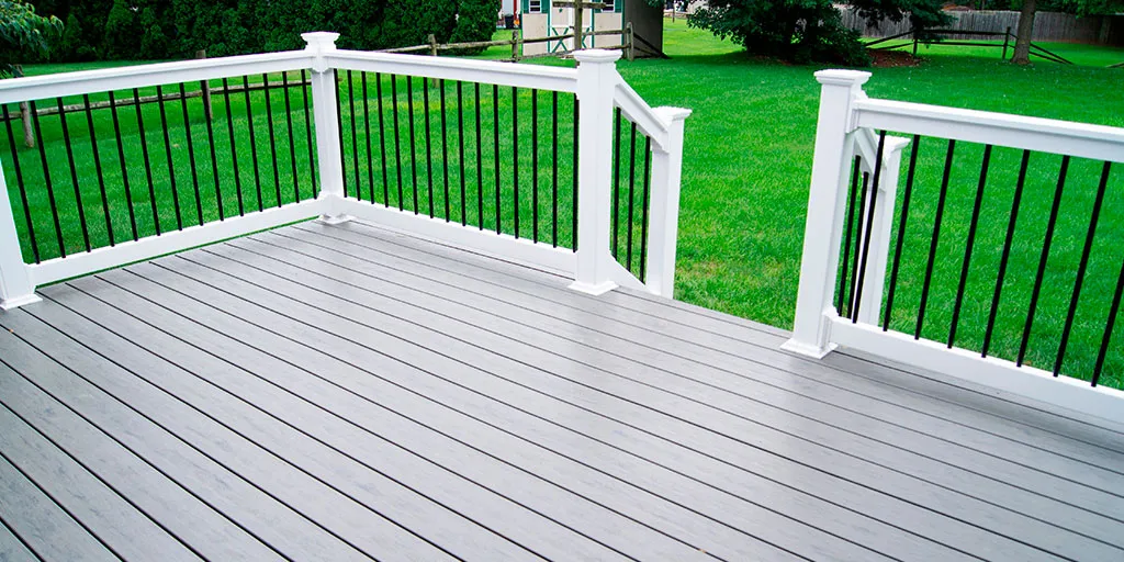 ¿Qué materiales se utilizan para hacer un Deck sintético?