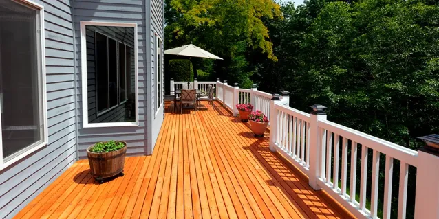 ¿Qué tan resistente es un deck sintético a la decoloración por la luz solar?