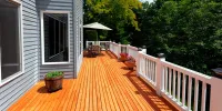 ¿Qué tan resistente es un deck sintético a la decoloración por la luz solar?