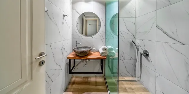 ¿Qué tan adecuados son los pisos laminados para zonas de la casa con alta humedad?