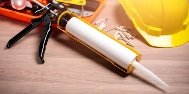 ¿Qué tipo de adhesivo se debe utilizar para instalar paneles y muros 3D?