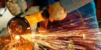 ¿Cómo se pueden cortar los paneles y muros 3D para ajustarse a un espacio específico?