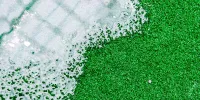 ¿Es necesario regar el pasto sintético?