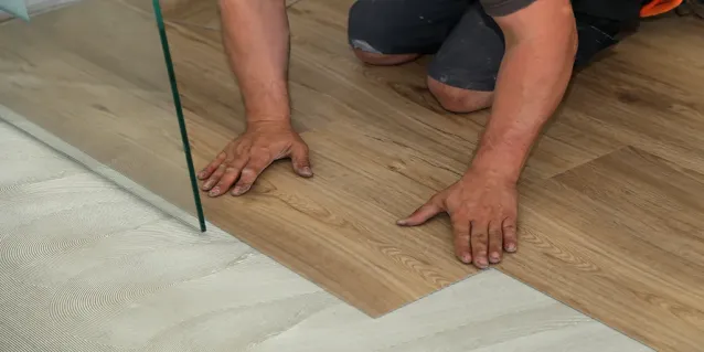 ¿Se pueden combinar con otros materiales los pisos vinílicos?