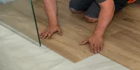 ¿Se pueden combinar con otros materiales los pisos vinílicos?