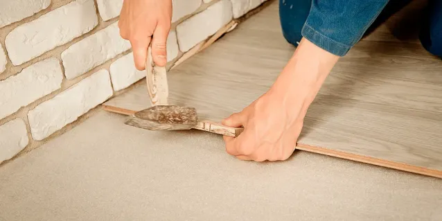 ¿Qué tipos de herramientas se necesitan para instalar los pisos laminados?