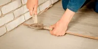 ¿Qué tipos de herramientas se necesitan para instalar los pisos laminados?