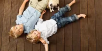¿Es un deck sintético seguro para niños y mascotas?