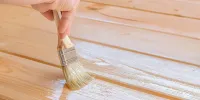 ¿Qué tan fácil es cambiar el color de un piso de madera de ingeniería?