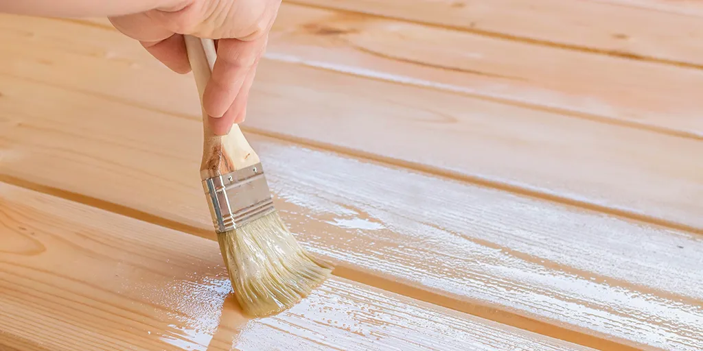 ¿Qué tan fácil es cambiar el color de un piso de madera de ingeniería?