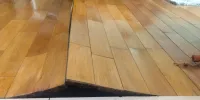 ¿Cómo se pueden prevenir las deformaciones en los pisos de madera de ingeniería debido a la humedad?