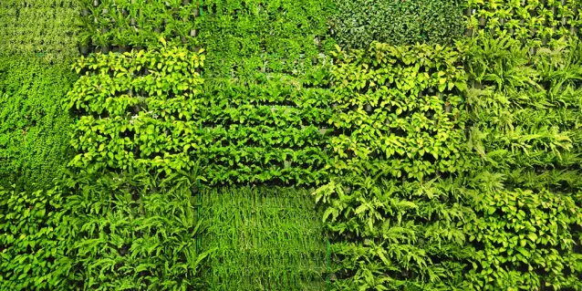 ¿Cómo se pueden añadir los follajes sintéticos a un diseño de jardín o paisaje?