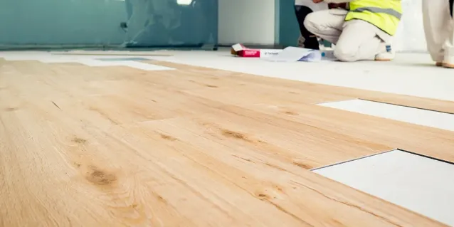 ¿Se pueden utilizar los pisos vinílicos en ambientes comerciales?