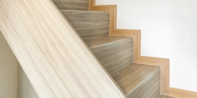 ¿Se pueden instalar los pisos laminados en una escalera?