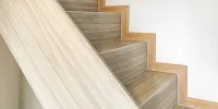 ¿Se pueden instalar los pisos laminados en una escalera?