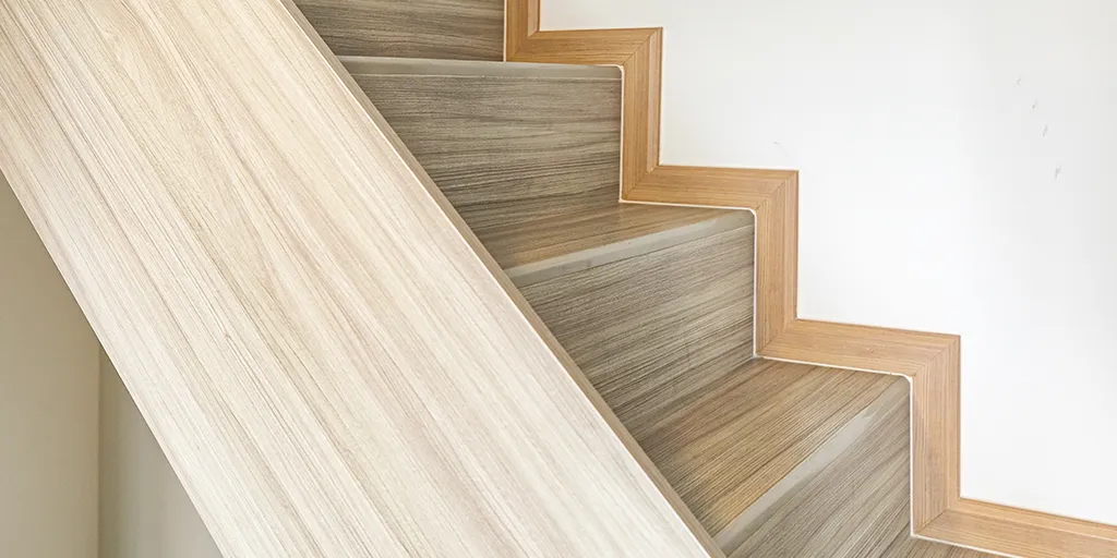 ¿Se pueden instalar los pisos laminados en una escalera?