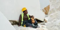 ¿Cuáles son los materiales utilizados en la construcción de muros de piedra digital?