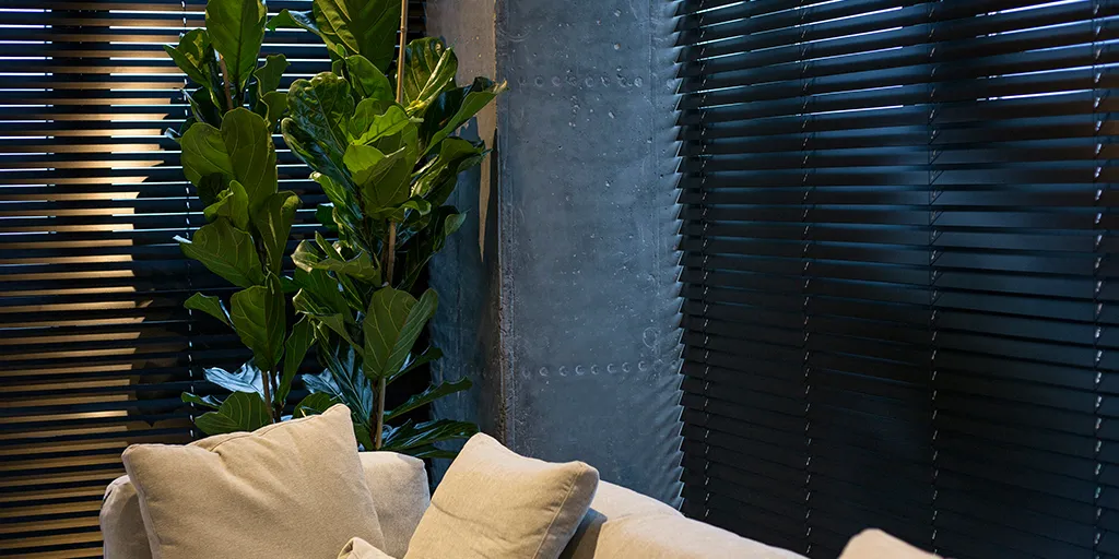 ¿Cómo se pueden instalar las persianas de alta gama en ventanas de diferentes formas y tamaños?
