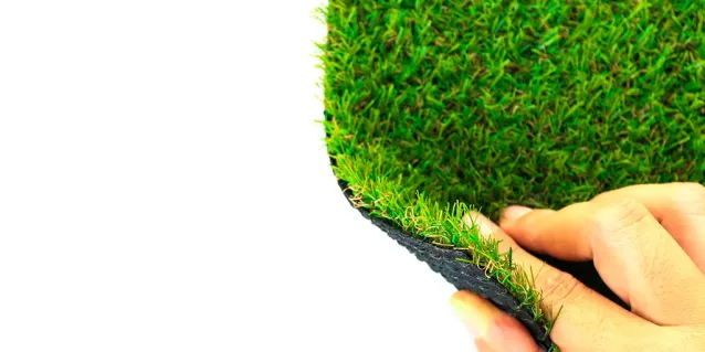 ¿Cuál es la diferencia entre pasto sintético con relleno y sin relleno?