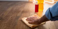 ¿Qué productos se deben utilizar para limpiar los pisos de madera ingeniería?