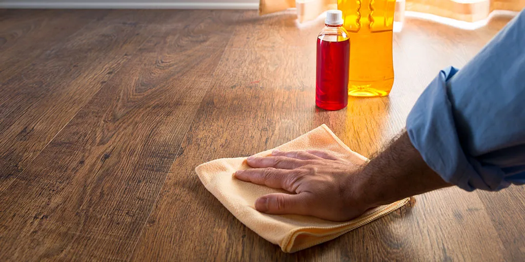 ¿Qué productos se deben utilizar para limpiar los pisos de madera ingeniería?