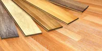 Cómo seleccionar el color y el diseño de pisos laminados para complementar la decoración del hogar.