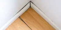 Cómo solucionar problemas comunes en pisos laminados, como chirridos o separación de tablas.