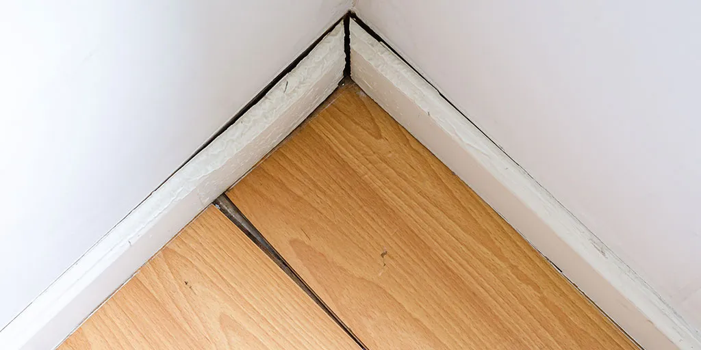 Cómo solucionar problemas comunes en pisos laminados, como chirridos o separación de tablas.