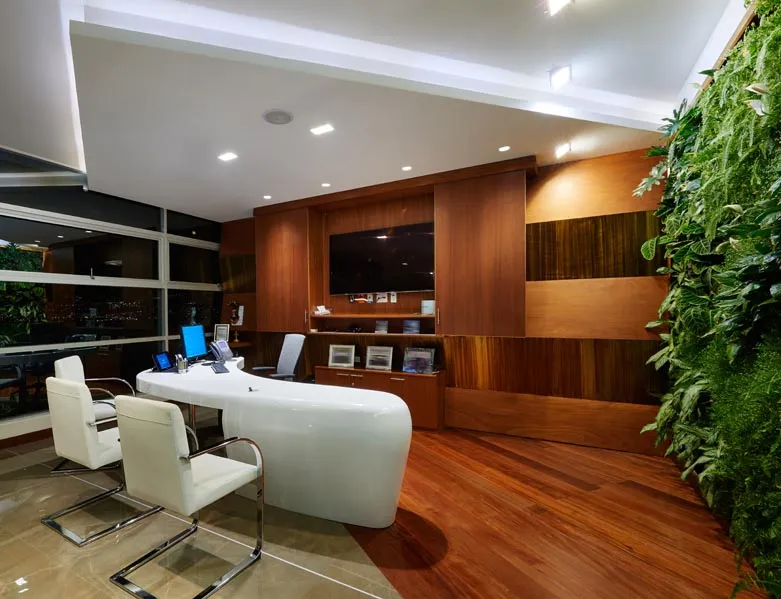 Ideas para muros verdes de follaje sintético en oficinas
