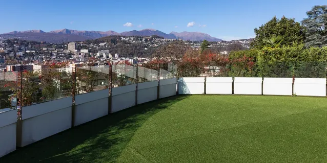 ¿Se puede utilizar césped sintético en balcones o terrazas?