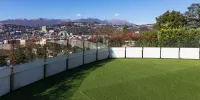 ¿Se puede utilizar césped sintético en balcones o terrazas?