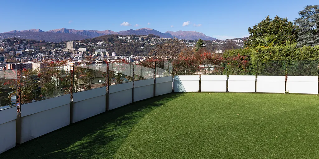 ¿Se puede utilizar césped sintético en balcones o terrazas?