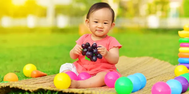 ¿Qué ventajas ofrece el césped sintético en áreas de juegos infantiles?