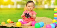 ¿Qué ventajas ofrece el césped sintético en áreas de juegos infantiles?