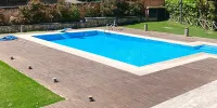 ¿Cómo se pueden utilizar los follajes sintéticos en la decoración de piscinas y spa?