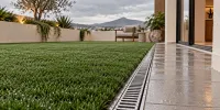 ¿Qué pasa con el pasto sintético cuando llueve? Drenaje en terrazas y patios