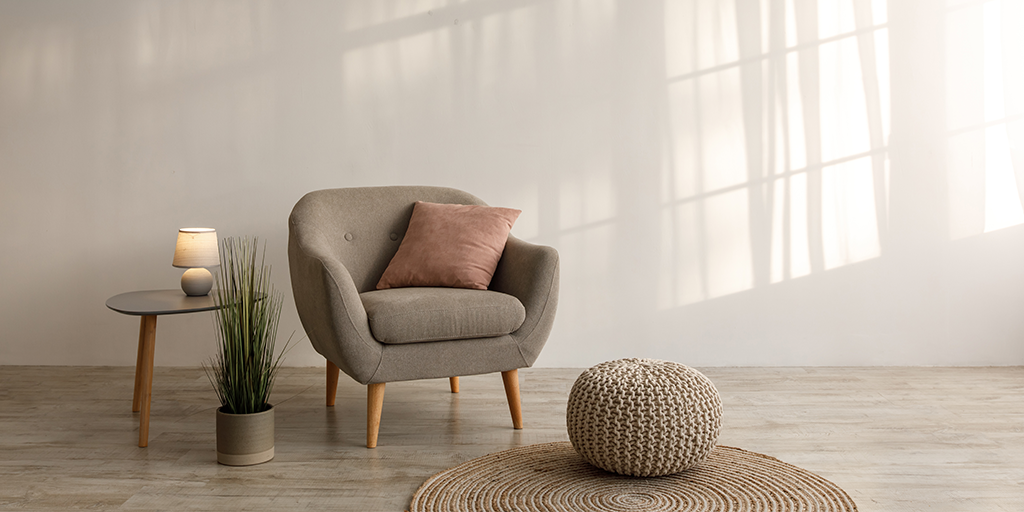 Interior con pisos laminados de diseño contemporáneo
