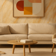 Sala moderna con muro decorativo Tekno-Step tipo piedra color beige, sofá y sillón de tela clara, mesa de madera y cuadro geométrico en tonos cálidos.