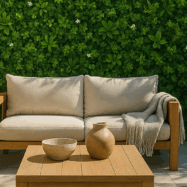 Follaje Sintético Tekno-Step instalado en un espacio exterior moderno con sala y muro verde decorativo.