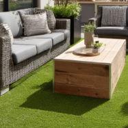 Pasto sintético recreativo Tekno-Step en terraza exterior con mobiliario, apariencia natural y verde uniforme